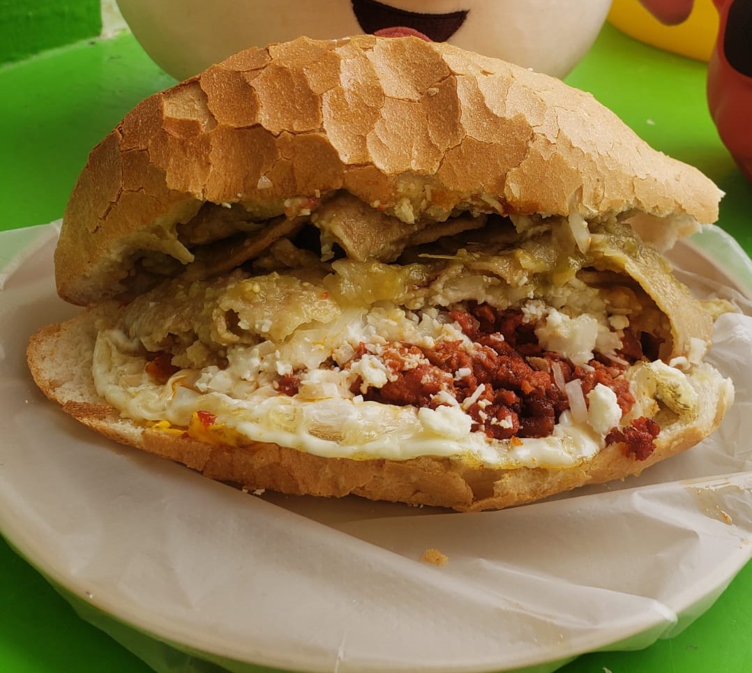 Torta de Chilaquiles con Carne
