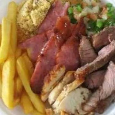 Churrasco misto Acompanhamento: Arroz, farofa, Maionese, molho Vinagrete e batata frita.