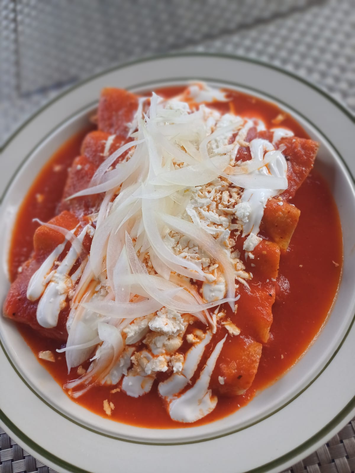 Enchiladas Rojas con Pollo