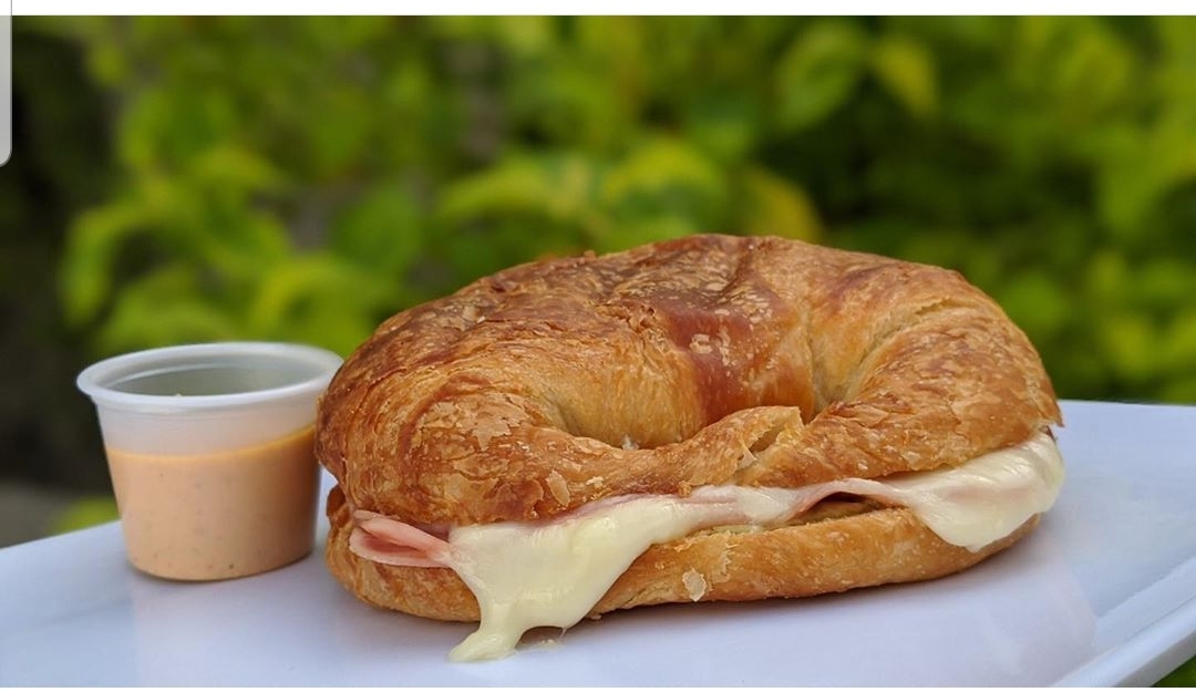 Cuernito Jamón y Queso