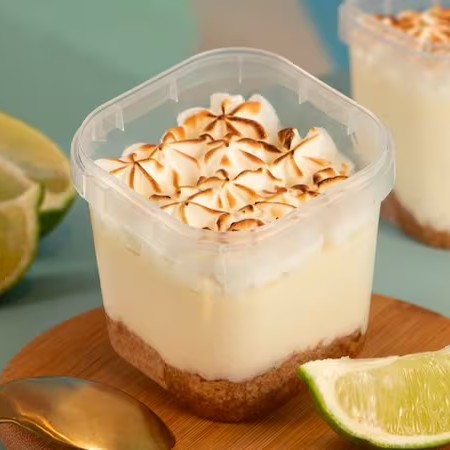 Tortinha de limão feita com farofa amanteigada de biscoito Maisena, mousse de limão e merengue suíço maçaricado.