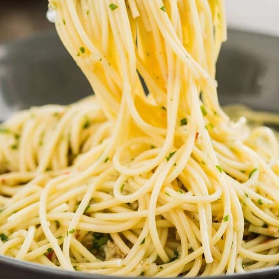 A Melhor Massa Da Região Esta Aqui, E Eu Posso Provar. Macarrão Alho E Óleo Com Frango Tempero Raiz, É Só Aqui. ...................................................Tags.................................................... Marmita, Massa, Macarrão, Alho, Óleo, Barato, Perto De Casa, Promo, Off