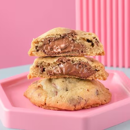 Deliciosa massa de cookie feita com manteiga de verdade com gotas de chocolate nobre ao leite e muito recheio de Nutella pura.