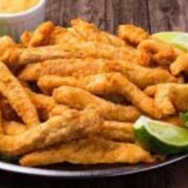 Gurjão de peixe são suculentos pedaços de peixe, cuidadosamente empanados e fritos até a perfeição.  Acompanha arroz, pirão, salada, feijão e batata frita.