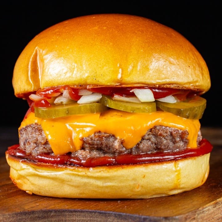 Blend de 120g, cheddar em fatias, picles, cebola, ketchup, mostarda e pão brioche selado na manteiga. Quarteirão do Zé Burguer, o seu diferencial? Produtos de altissima qualidade em um hambúrguer 100% artesanal!