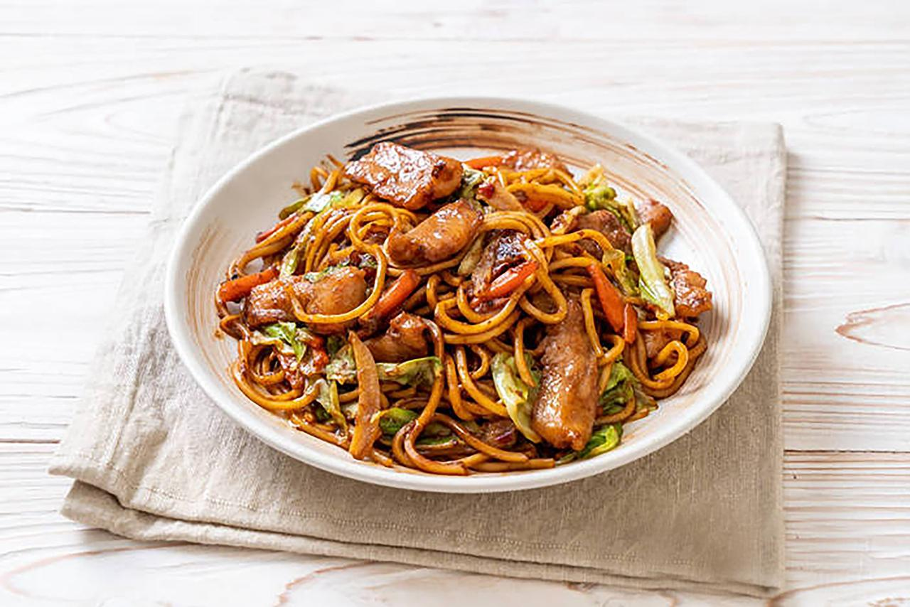 Fideos Fritos con Tocino Ahumado con Huevo