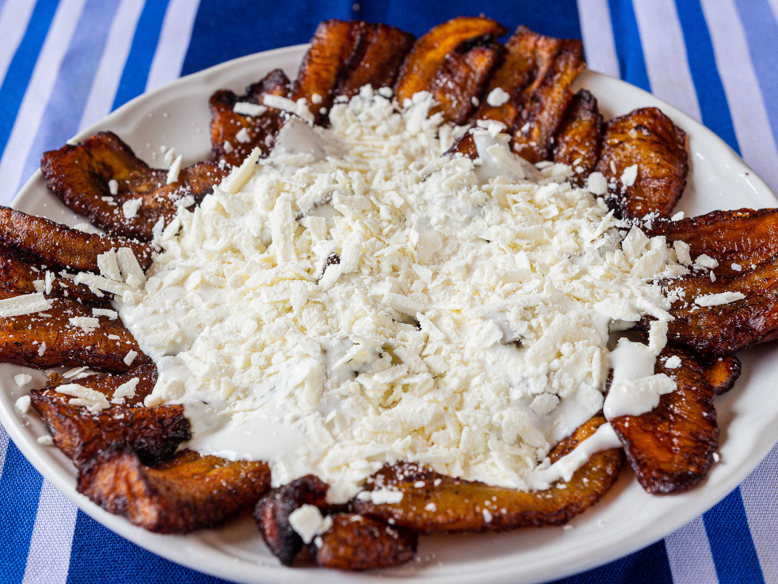 Plátanos Fritos con Queso y Crema