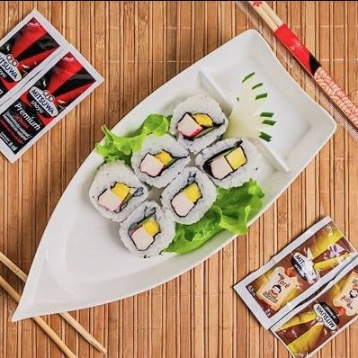 Alga (por dentro), arroz (por fora), manga, pepino, kani, gergelim