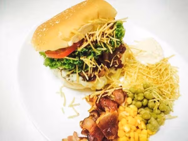 Pão carne, queijo ,bacon, linguiça ,presunto ,milho, ervilha ,batata palha alface tomate ovo de codorna azeitona queijo ralado orégano.