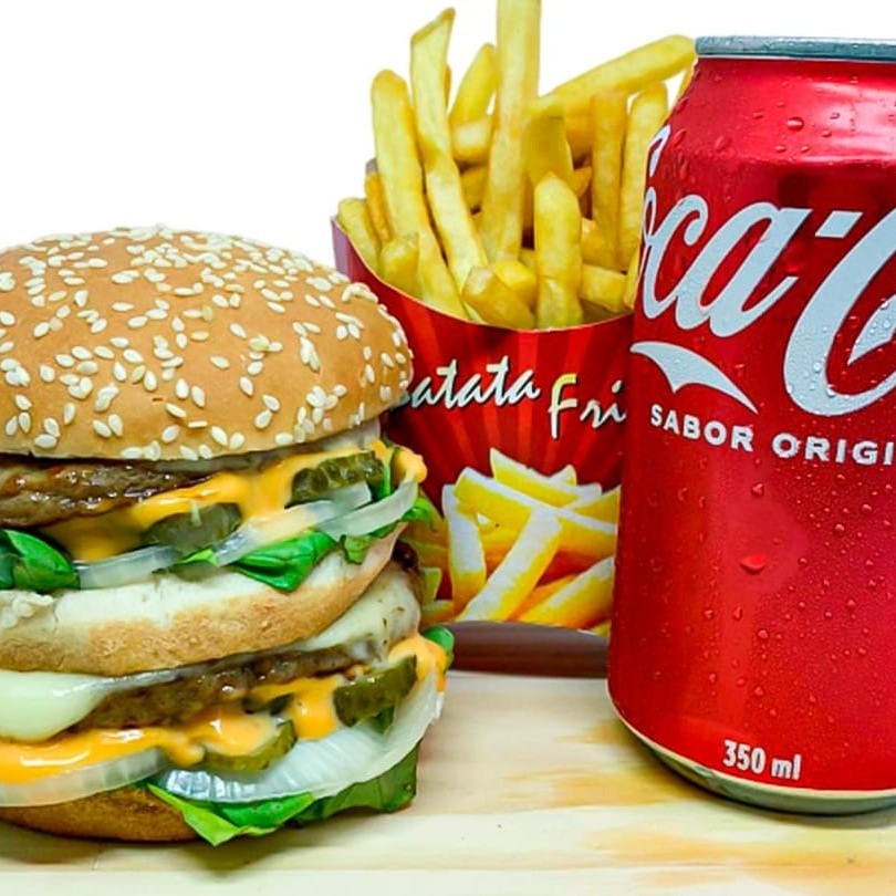 "Apresentamos nosso combo do Mec Mec ""inesquecível"" o hambúrguer que caiu na graça do povo e fez sucesso em todo o mundo é composto por: 2 hambúrgueres, alface, queijo, molho especial, cebola, picles no pão com gergelim acompanhado com uma batata pequena e uma Coca-Cola em lata Um produto de excelente qualidade que prometemos entregar quentinho na sua residência para uma experiência gastronômica inesquecível"