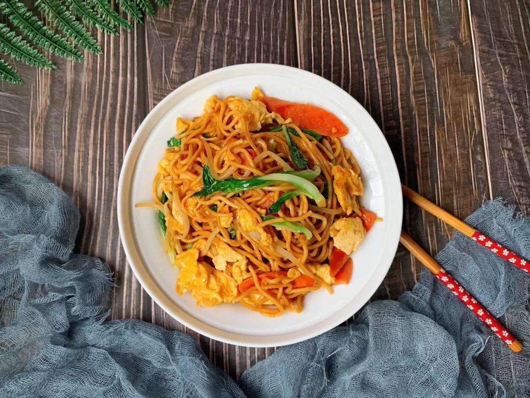 Fideos Fritos con Huevo Picante