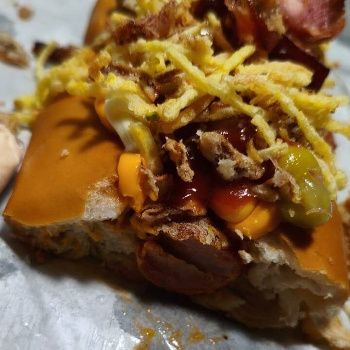 Salsicha, molho (cebola, tomate, pimentão), ketchup, molho da casa, alho frito, farofa de bacon, calabresa, milho, ervilha, azeitonas, cheddar, Catupiry, maionese temperada, , ovo de cordona, batata palha, queijo ralado e cebola crispy