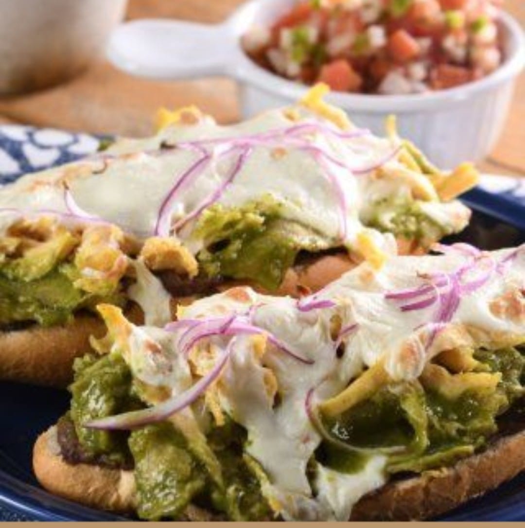 Molletes de Chilaquiles