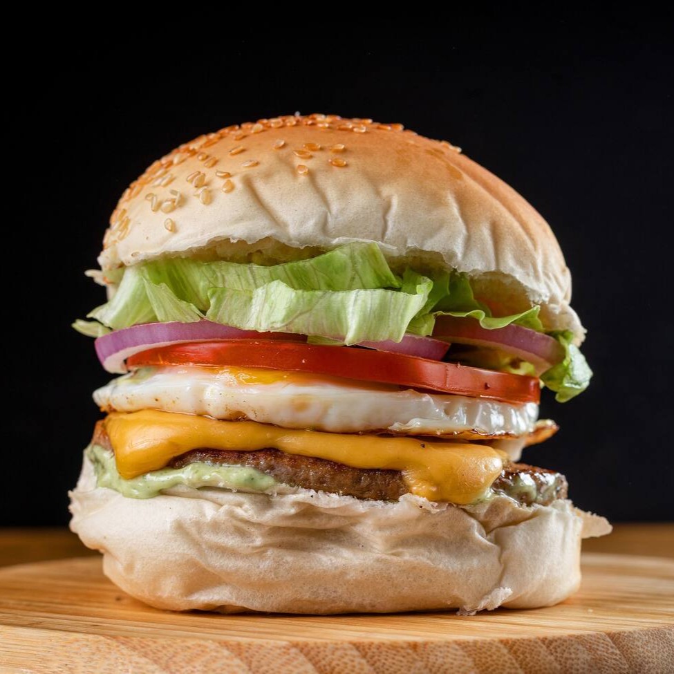 X-egg raiz: pão macio, carne suculenta, queijo derretido, ovo, salada fresca e molho verde. Sabor caseiro com aquele toque nordestino que alimenta de verdade — forte, direto e cheio de presença.