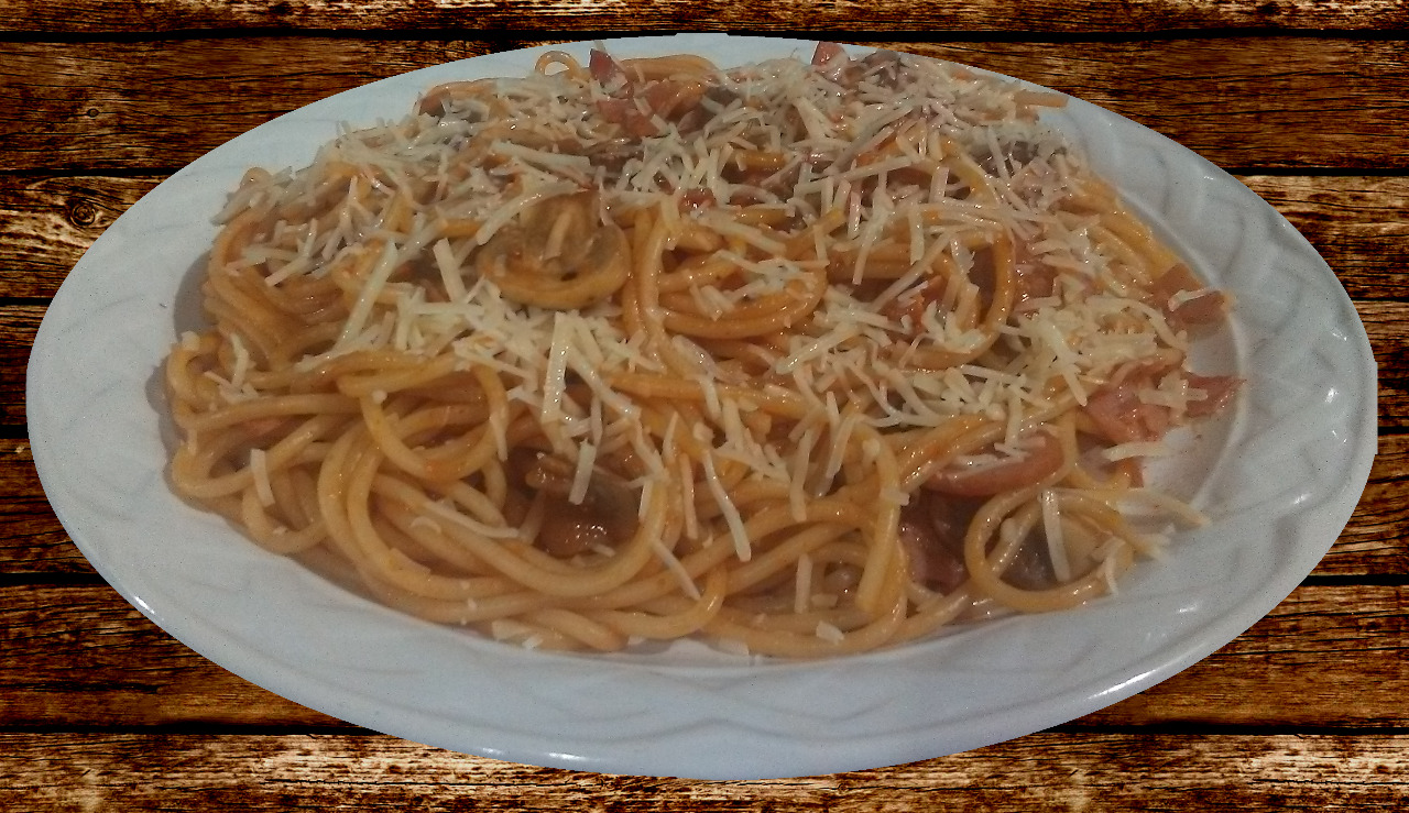 Spaghetti Champiñones con Tocino