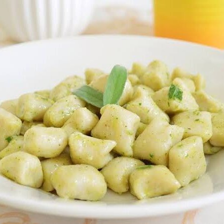 Delicioso Nhoque de Batata. Nosso nhoque é feito artesanalmente, proporcionando uma experiência gastronômica autêntica e caseira. As batatas são rigorosamente selecionadas, garantindo a consistência perfeita e um sabor inigualável. Este prato é um verdadeiro tributo à tradição italiana, perfeito para quem aprecia uma refeição confortante e cheia de sabor.