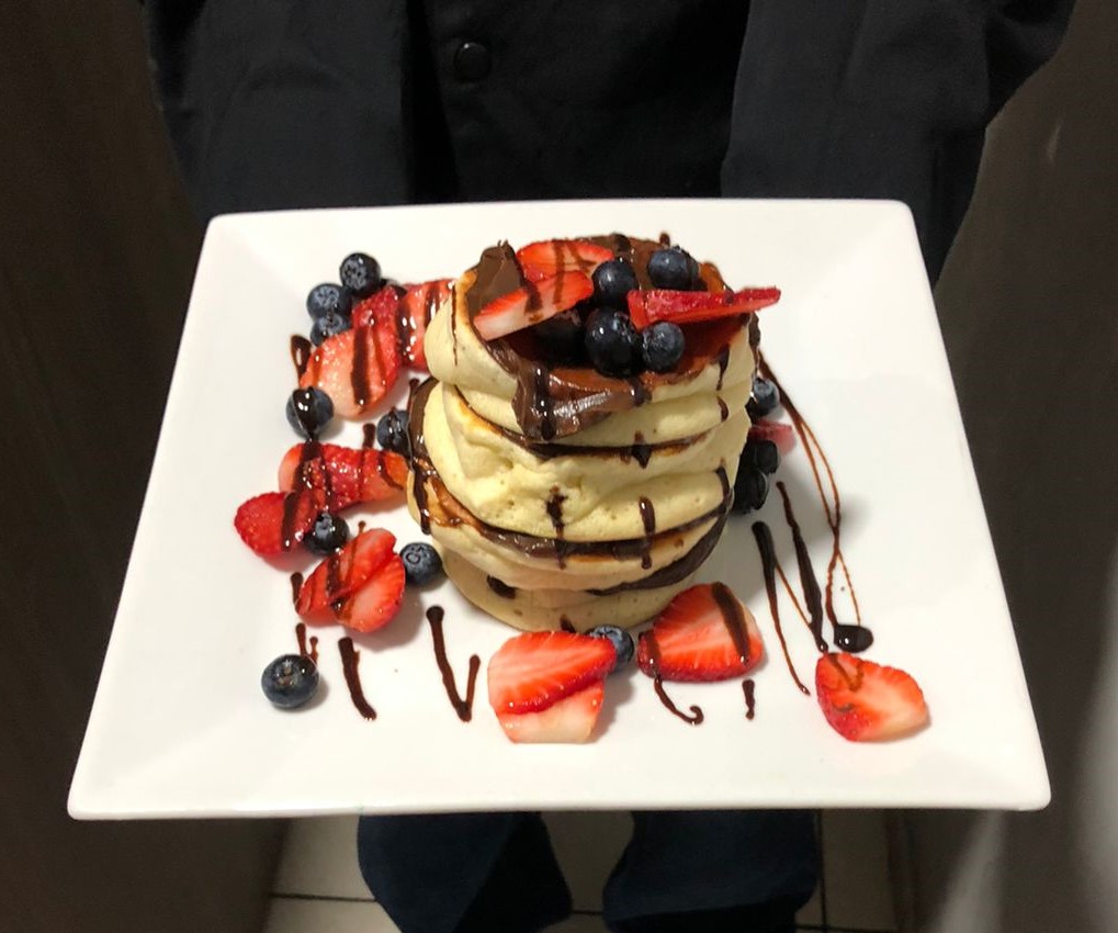 Pancakes con Fudge y 2 Frutas