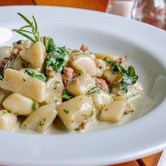 Nhoque de Batata Doce, Inglesa ou aipim c ervas finas com uma combinação perfeita de queijo e carne! Feiro a base de molho branco com gorgonzola derretido e 100g de filé mignon suíno em tiras. Prato 250g de Nhoque com 250ml de molho.