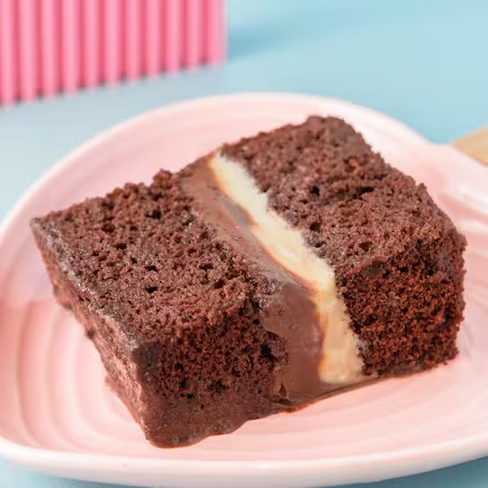 Bolo pão de ló de chocolate bem molhadinho recheado com brigadeiro de leite Ninho e brigadeiro de chocolate ao leite.