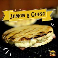 Arepa con Jamon y Queso