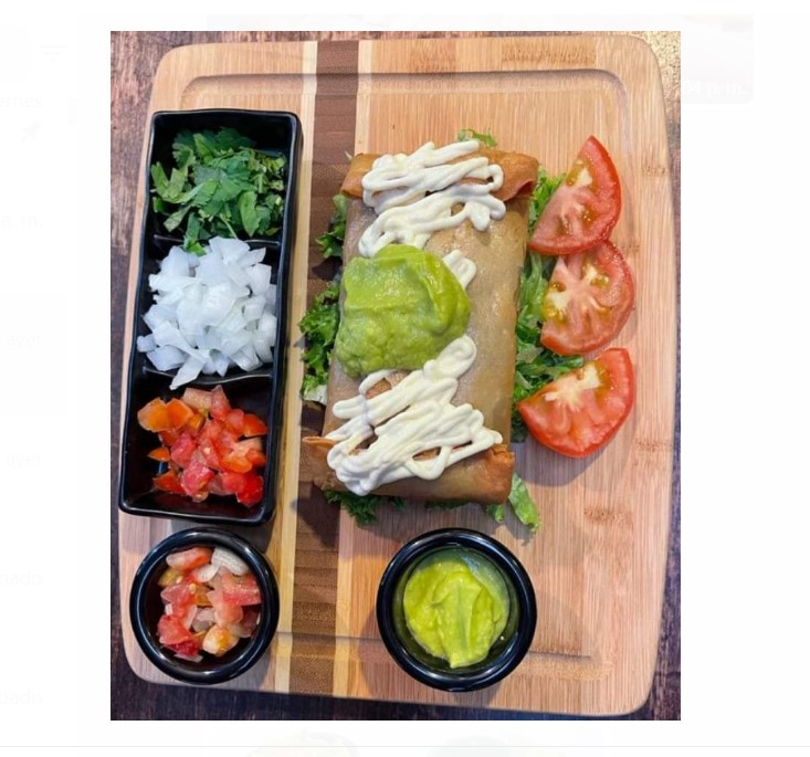 Chimichanga con crema y guacamole