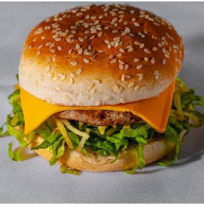 Pão, carne, queijo cheddar, salada e molho da casa