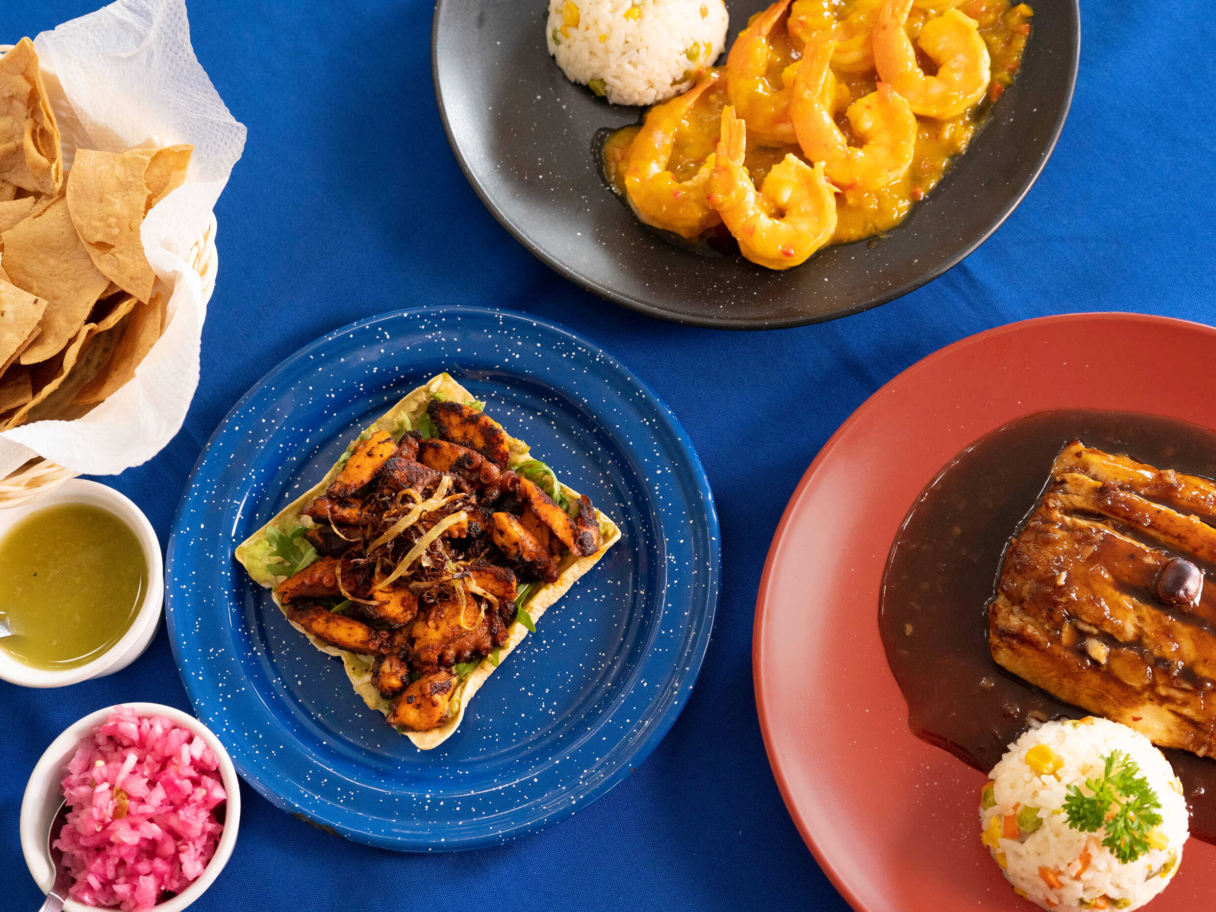 cazuela de queso con camarón al ajillo