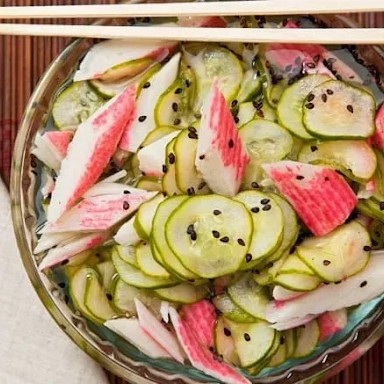 Salada tradicional a base de pepino japones, kani e gergelim