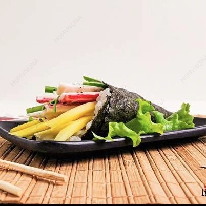 Arroz, pepino, manga, kani, gergelins.