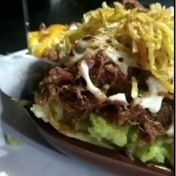 Deliciosa batata assada temperada com manteiga com salsa, requeijão, queijo cheddar, carne seca, mussarela e batata palha.