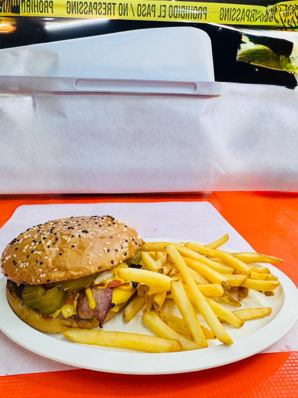 Hamburguesa con Tocino y Papas