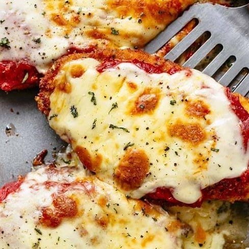 Filé de frango a parmegiana, no molho sugo e uma dose de queijo derretido e presunto nunca é demais e pra completar um orégano! Hummmm...ainda mais acompanhado de arroz branco, feijão preto, farofa, macarrão e o complemento fica há sua escolha.  *contém orégano.   #batatafrita #petiscos #carne #contrafile #churrasco #tiragosto #bebida #diverção #fretegratis #fritura #petisco #alcoolica #promoção #