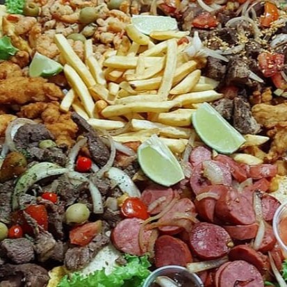 Deliciosa isca de carnes com alho torrado  + Calabresa Acebolada + Gorjão de frango Chicken Premium  + Batata frita crocante  + 15 Anéis de Cebola + Molho da casa + Refri 2 litros    * Todos os itens totalizam 2 Kg / Enviaremos o Refri disponível no Dia.