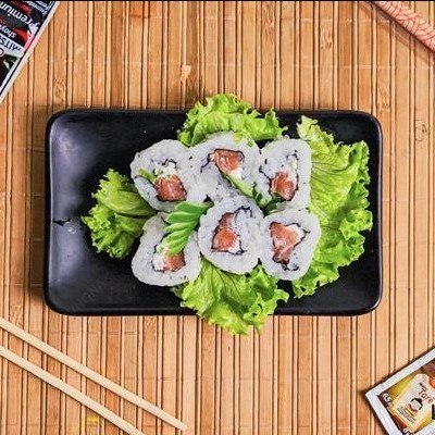 Alga (por dentro), arroz (por fora), salmão, cream chease, gergelim