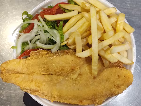 Filé de peixe , batata frita, arroz, feijão e salada verde. Salada vai separada.