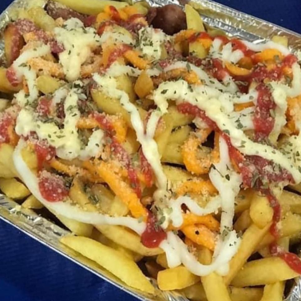 BATATA GRANDE COM CALABRESA, CHEDDAR E CATUPIRY, MOLHOS, QUEJO RALADO E ORÉGANO.