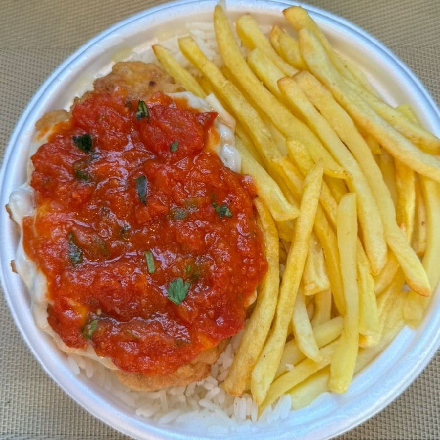 Marmita com delicioso filé de frango parmegiana (empanado na massa crocante coberto com molho de tomates e queijo) acompanhado de arroz branco e batatas fritas. Marmita indicada para 01 pessoa.