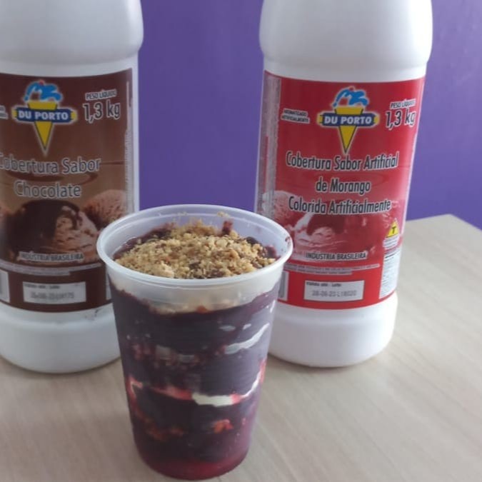 Condimentos dentro do copo de açaí .