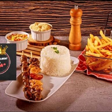 Excelente pra uma pessoa, acompanha um espetinho tradicional uma porção de arroz branco soltinho, molho a companha e a farofa de bacon e calabresa da casa e batata frita!