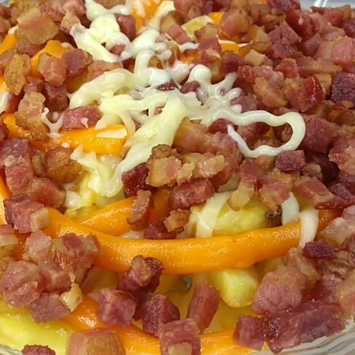 Batata frita com queijo mussarela, calabresa, presunto, baccon, cheddar e orégano.