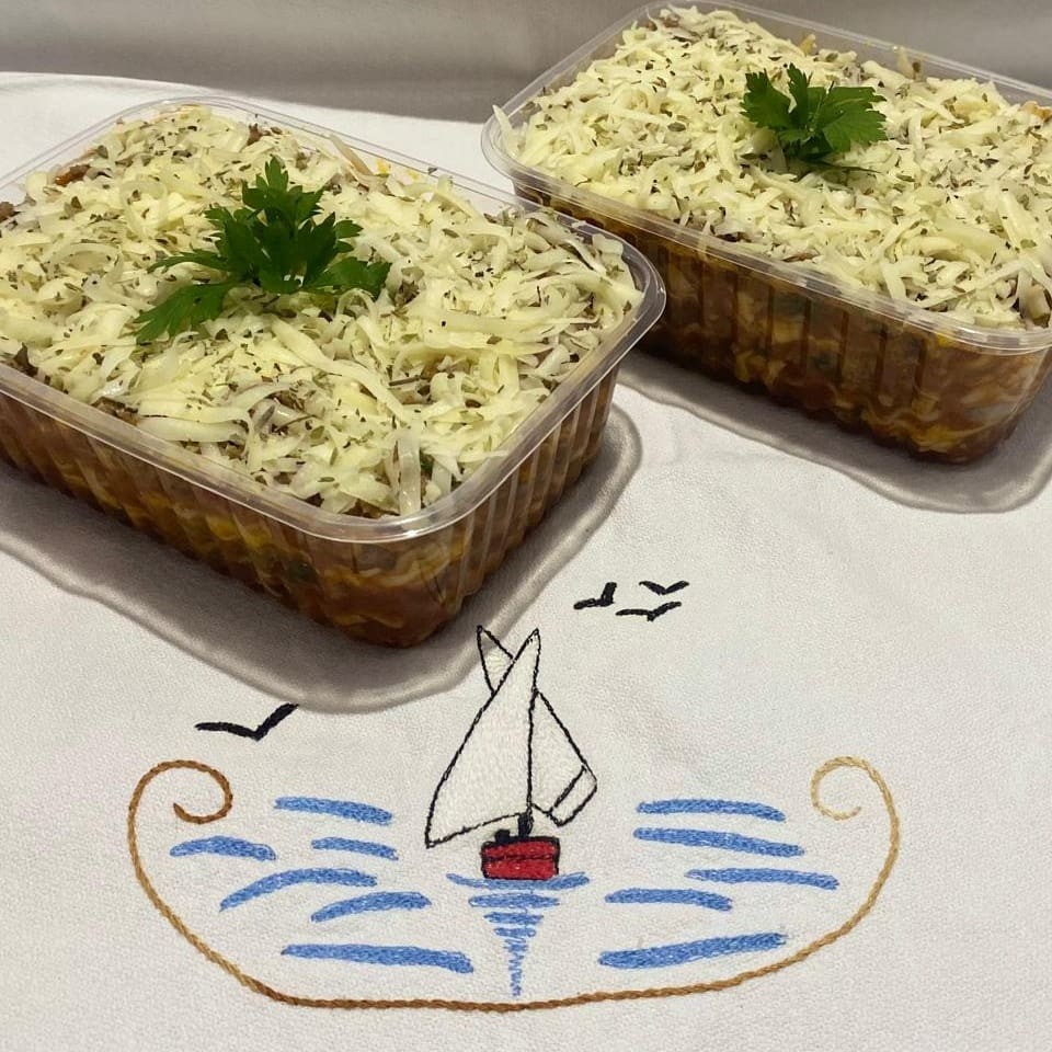 Nossa lasanha de frango é feita para trazer aquele sabor caseiro e aconchegante, com muito queijo e molho vermelho para você se deliciar.