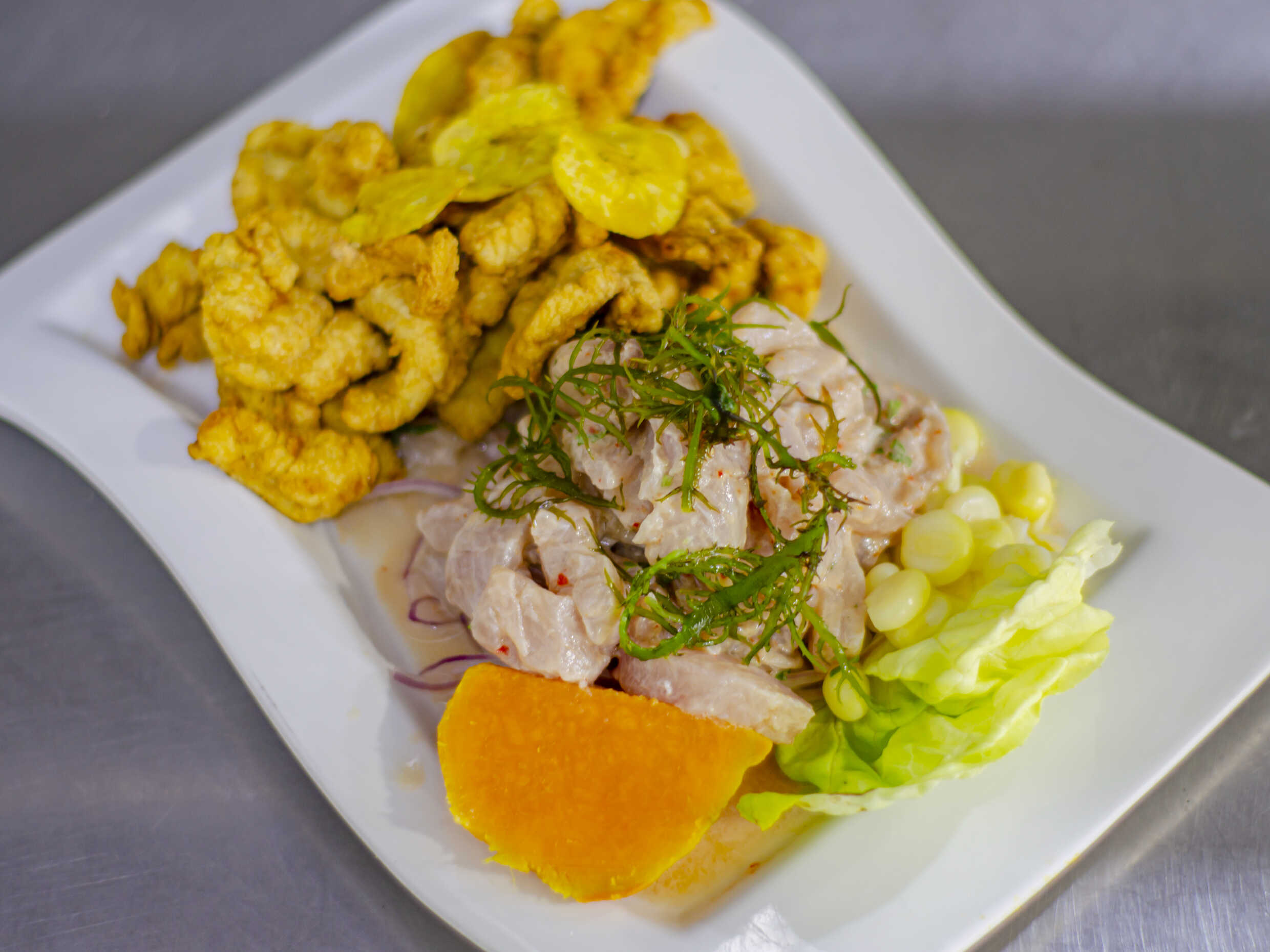 Dúo-Ceviche de Pescado con Chicharrón de Calamar