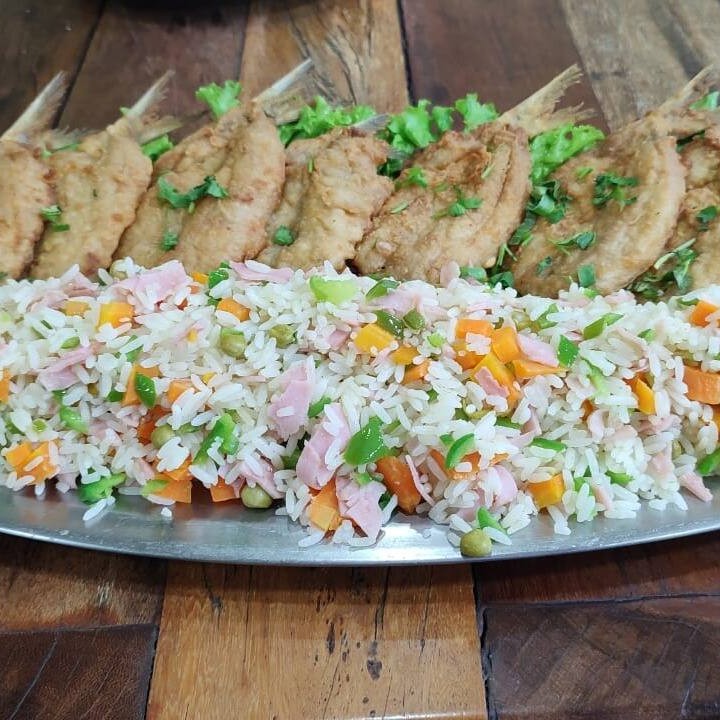 Sardinha frita ( 6 unidades ) para 2 pessoas Com arroz à la Grega
