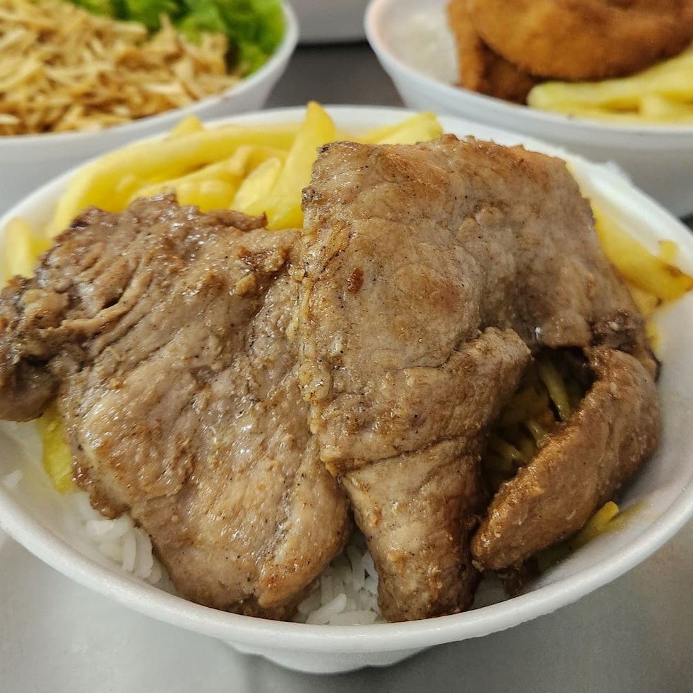 Feijão, arroz, macarrão, farofa, pernil suíno Grelhado e complemento(s). Personalize com complementos especiais.