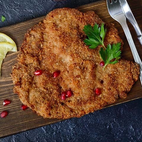 Um empanado de responsa! Aquele bife de alcatra crocante por fora, e suculento por dentro empanado na farinha especial temperada. Acompanha feijão, arroz, farofa e fritas. . Refeição servida em uma marmita redonda de 750ml  Nossas refeições são ideais para uma pessoa.  Caso ainda tenha alguma dúvida quanto ao prato, após a finalização do pedido, fale com a gente pelo chat.   bife à Milanesa, bife