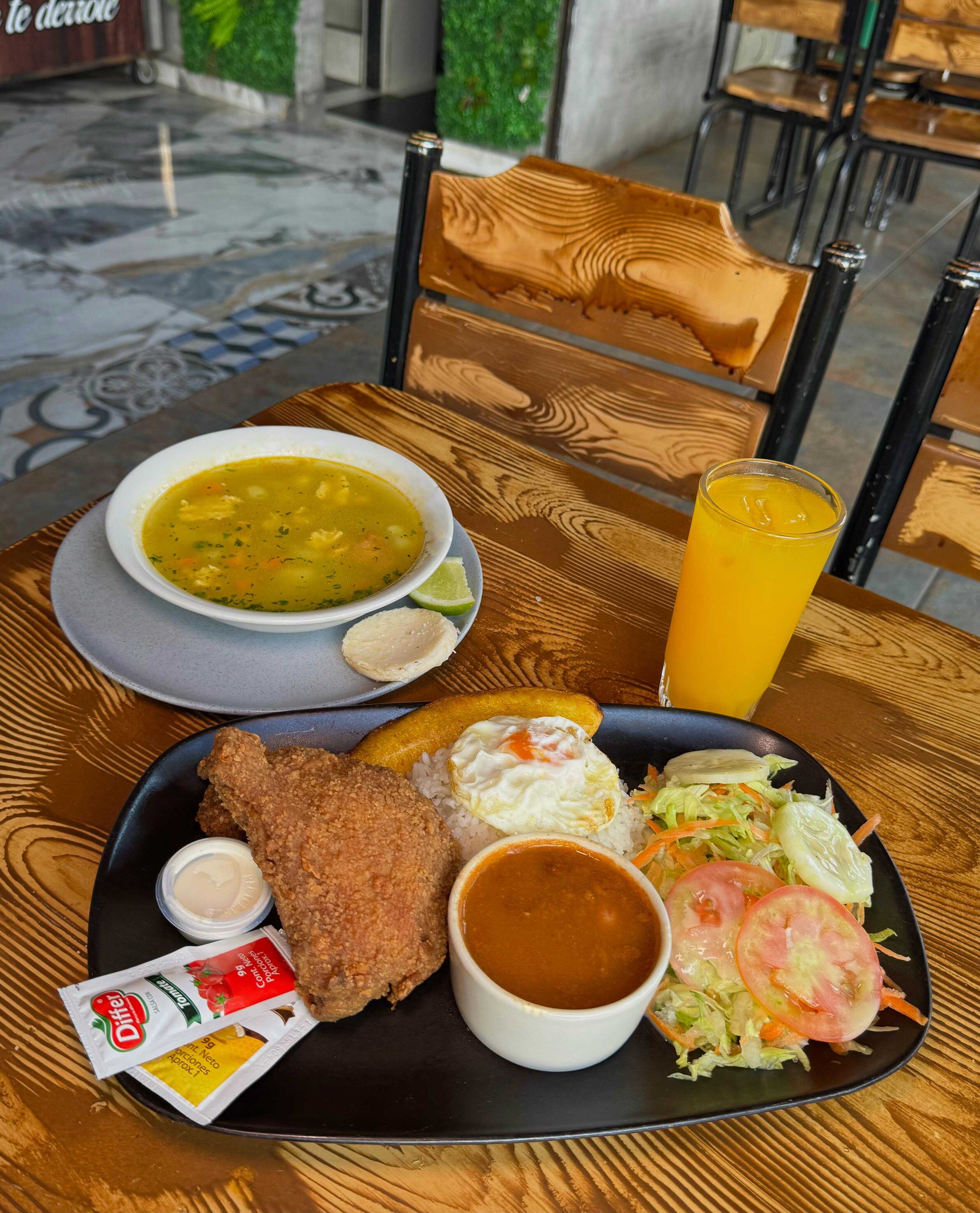 Bandeja con ¼ Pollo Apanado