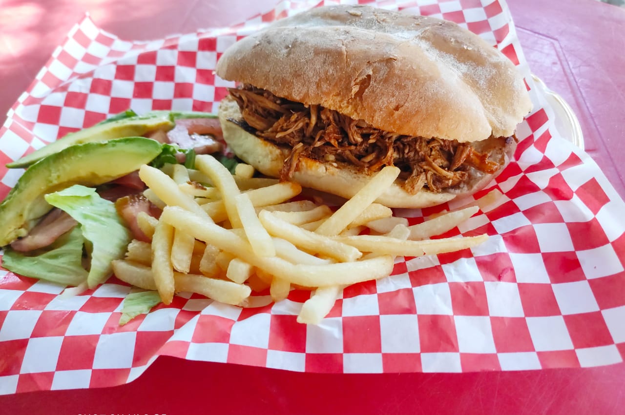 Torta de cochinita especial. (sin papas)