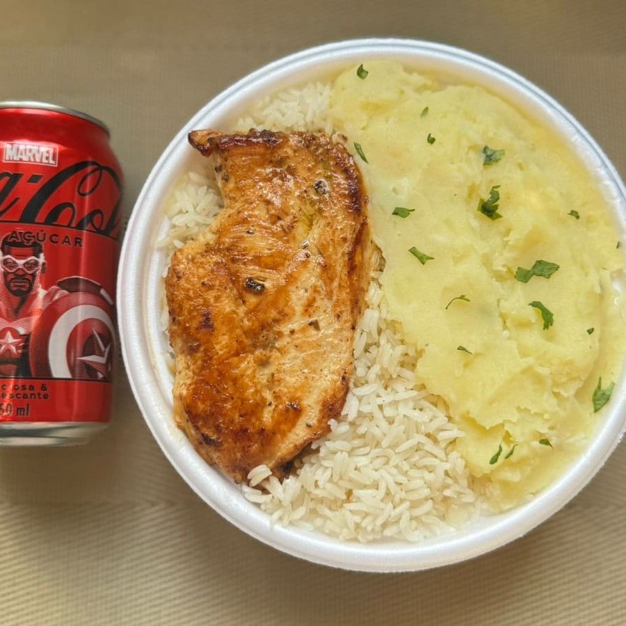 Marmita com delicioso filé de frango grelhado acompanhado de arroz branco, feijão e purê de batata inglesa. Acompanha refrigerante Coca Cola lata Zero sem açúcar 350ml bem gelada. Marmita indicada para 01 pessoa.