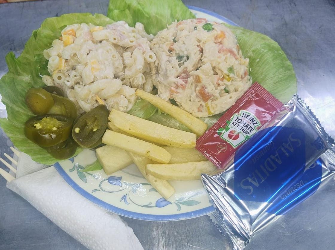 Ensalada de Pollo con Sopa de Coditos