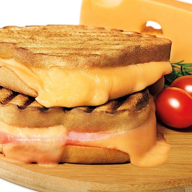 Pão na chapa com manteiga e queijo bola.